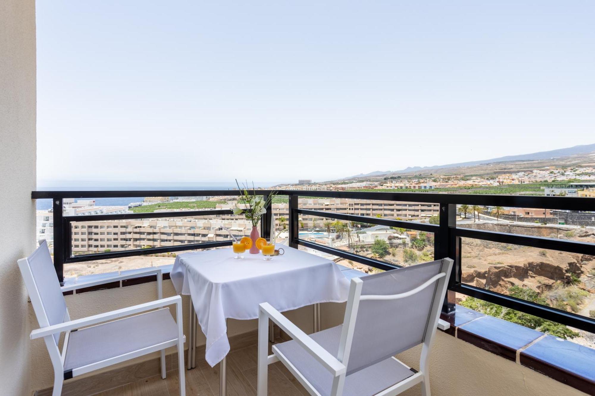 Apartment On The Paraiso Playa, Sea Views *