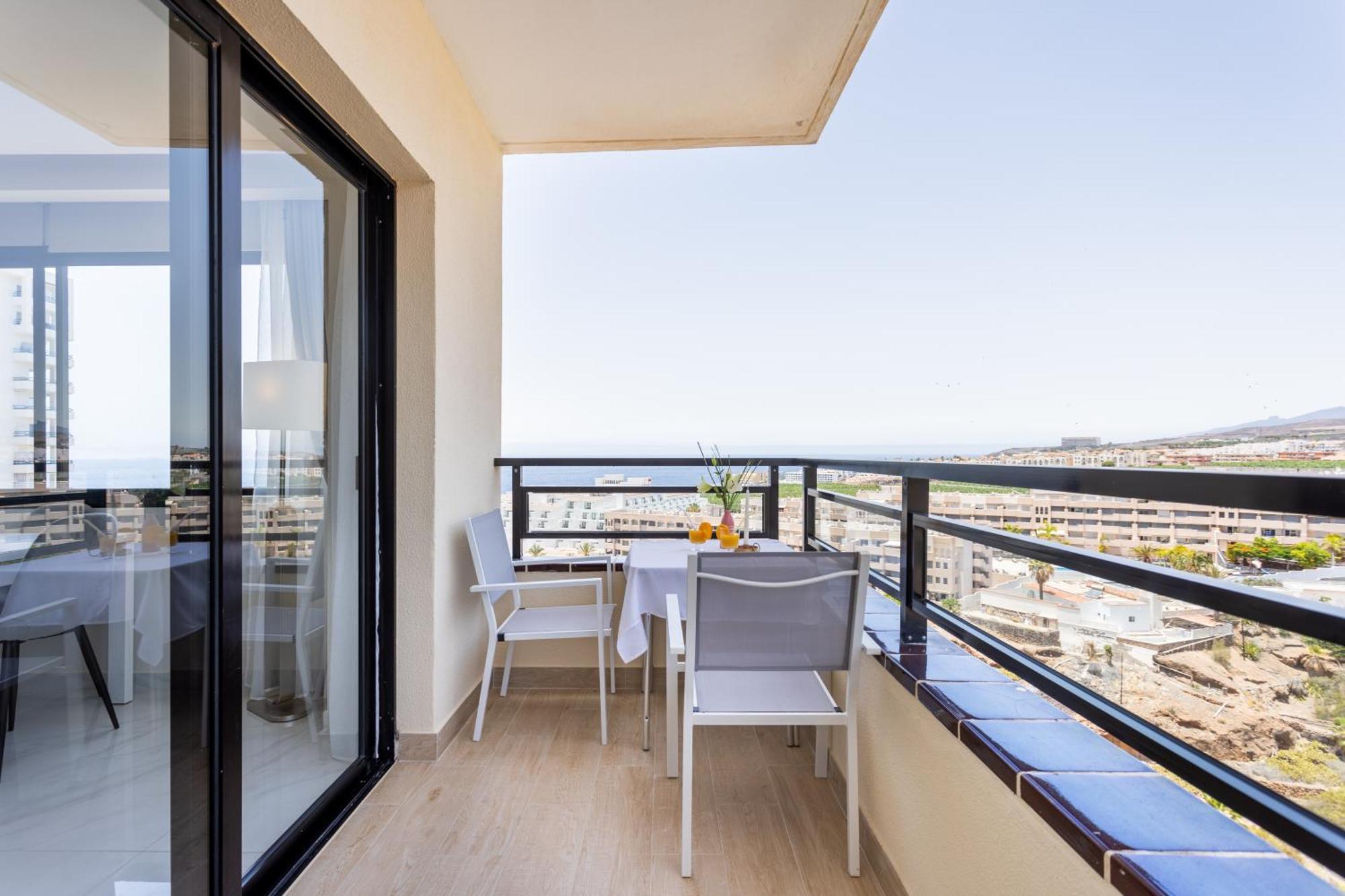Apartment On The Paraiso Playa, Sea Views *
